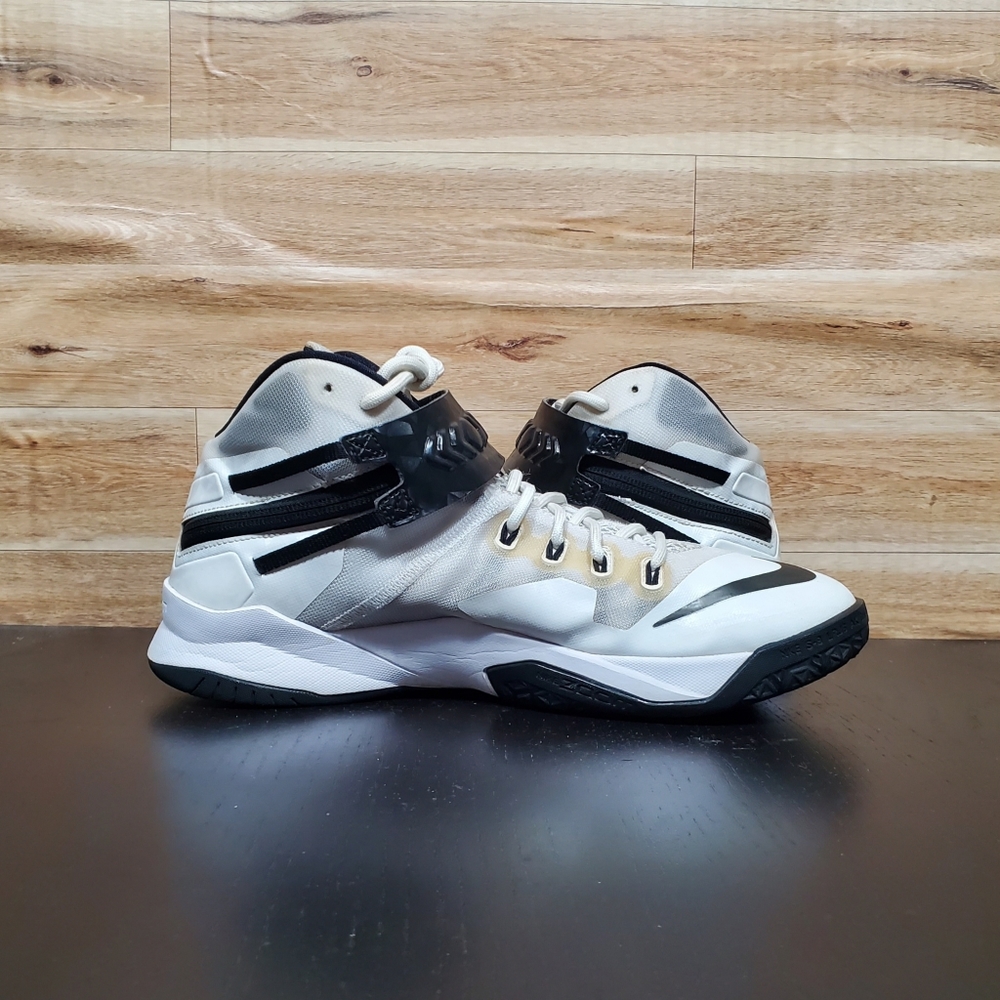 Nike LeBron Zoom Soldier 8 TB White Black Sneakers Men's Size 9 - Picture 3 of 12